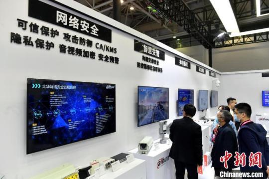 图为市民参观展览。　吕明 摄