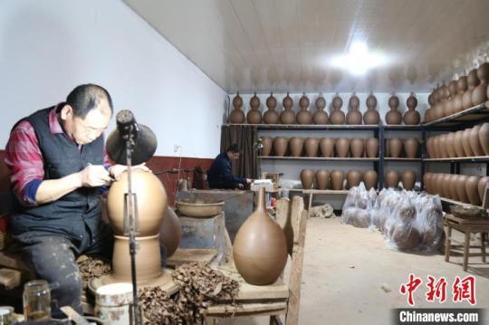 图为馆陶县一家黑陶制品厂工作人员正在拉坯制作。　郭江鹏 摄