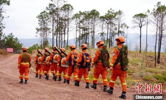 森林消防员沿防火通道开展携装巡护。　四川森林消防供图