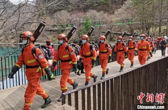森林消防员携带装备在九寨沟景区开展森林防灭火巡逻。　宫瑱 摄