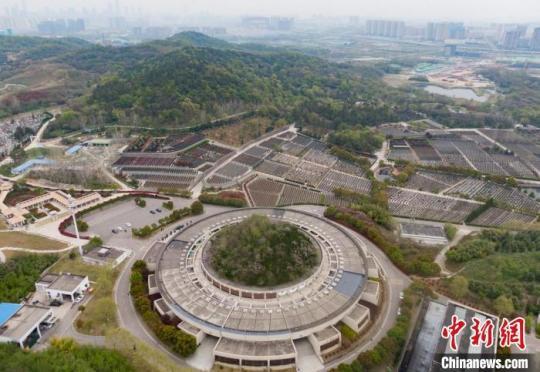 下阶段，南京殡仪馆纪念环将继续推广文明、健康、环保的祭扫方式，为不能到现场祭扫的市民代为祭奠。　泱波 摄