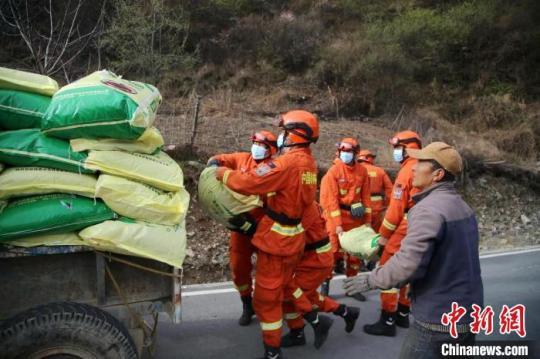 巡护途中森林消防员协助运肥料的村民装车。　卢文军 摄