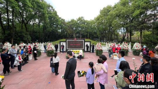 图为清明节重庆社会各界人士缅怀红岩英烈。　肖江川 摄