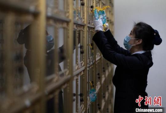 工作人员悬挂祈福卡。　泱波 摄