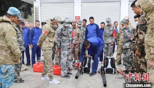 森林消防员对地方半专业灭火队员开展灭火器材使用培训。　四川森林消防供图