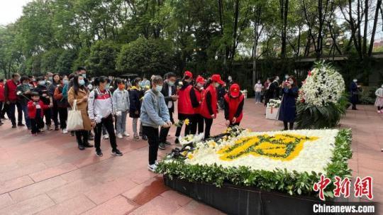 图为清明节重庆社会各界人士缅怀红岩英烈。　肖江川 摄