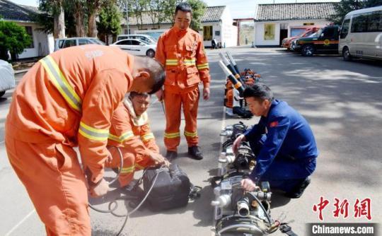 森林消防检查基层防灭火器材保养等情况。　四川森林消防供图