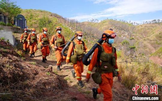 森林消防员在林墓结合区域携装巡护，严防野外祭祀用火。　四川森林消防供图