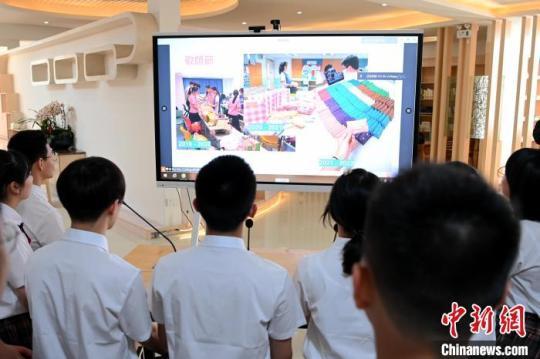 漳州市第一外国语学校的学生通过视频了解香港培侨书院校园生活。　张金川 摄