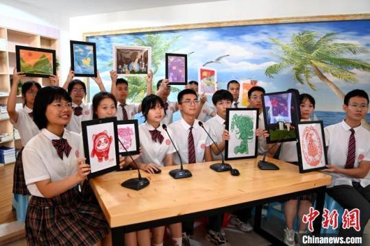 漳州市第一外国语学校的学生介绍闽南特色文化和校园生活。　张金川 摄