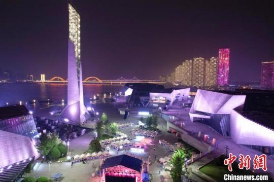 长沙滨江文化园文化广场上的非遗夜市。　杨华峰 摄