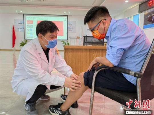 中国援柬中医医疗队赴中企承建新金边机场项目义诊