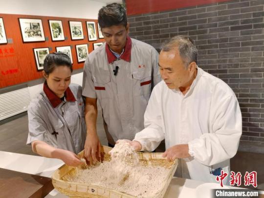 在华留学生河北定兴体验传承351年甜面酱制作技艺