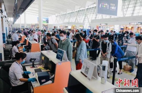 青藏高原最大国际机场暑期以来旅客量增长迅猛