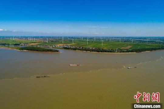 盛夏时节，航拍江西九江湖口县鄱阳湖与长江交汇处，水线清浊分明，呈现“江湖两色”的独特景致。　李学华 摄