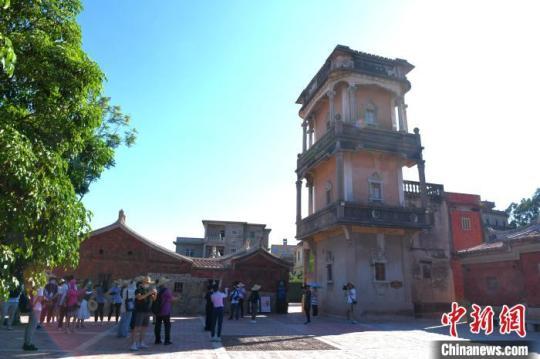 游客参观修建于1934年的碉楼——“枪楼”。　王东明 摄