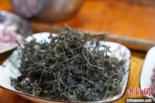 油茶的茶汤由当地的老茶树茶叶制作而来。　王以照 摄