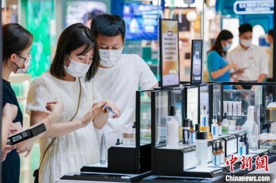 图为顾客在三亚国际免税城选购护肤品。　骆云飞 摄
