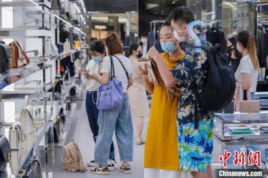 图为顾客在三亚国际免税城选购箱包。　骆云飞 摄