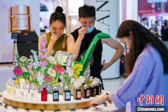 图为顾客在三亚国际免税城选购香水。　骆云飞 摄
