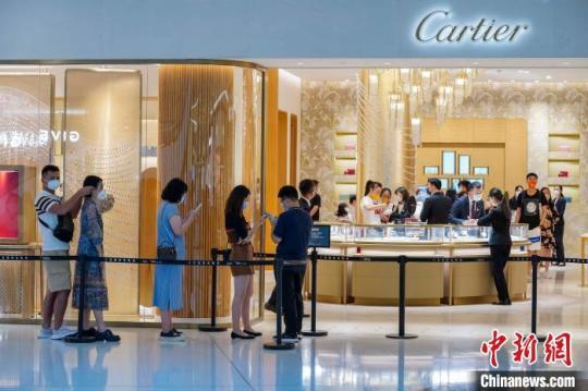 图为在三亚国际免税城，顾客在某珠宝品牌门店入口排队等候。　骆云飞 摄