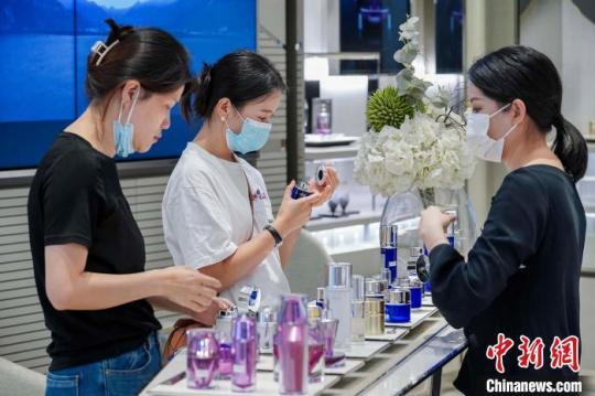 图为顾客在三亚国际免税城选购化妆品。　骆云飞 摄