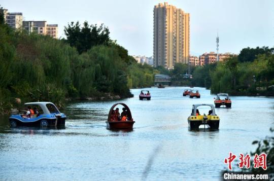 图为经过这几年的水系综合治理，福州内河水清、岸绿、景美，内河沿岸已经成为市民和游客流连忘返的好去处。　张斌 摄