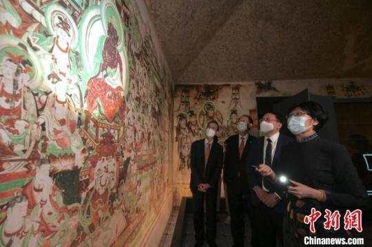 2022年8月23日，“敦煌：千载情缘的故事”展览在香港开幕。图为展览现场，嘉宾们一同观展。　敦煌研究院供图