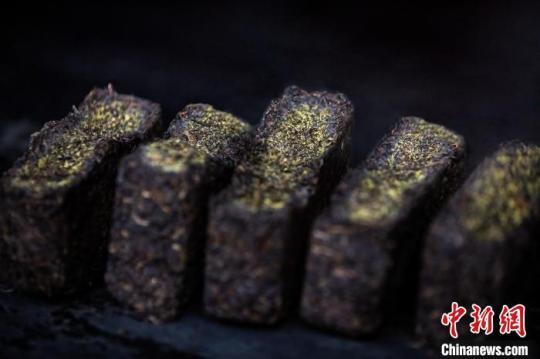 茯砖茶。　曾丽霞 摄