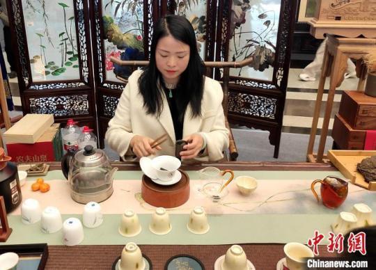 活动现场可品各种湘茶。　邓霞 摄