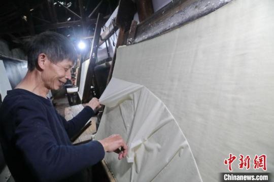 工人们按传统工艺制作连史纸。　连城县融媒体中心供图