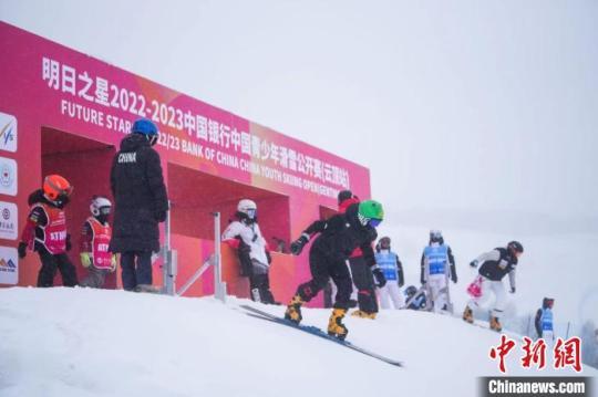 2022--2023中国青少年滑雪公开赛于冬奥赛道开赛