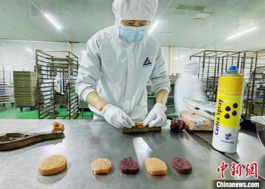 泰安手艺人赶制五福糕点迎新年 守护“舌尖上的Kaiyun 开云年味”