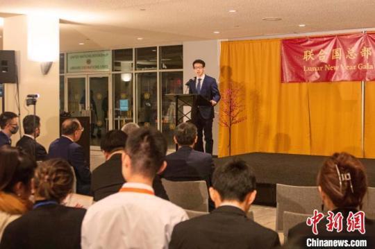 当地时间1月20日，联合国中国书会会长刘天翔在纽约联合国总部举办的春节联欢晚会上致辞。　王帆 摄