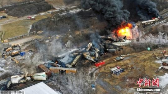 当地时间2月3日晚，美国俄亥俄州东北部发生一起火车脱轨事件，随后引发大火，图为事故现场部分火车在燃烧。