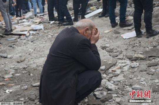 当地时间2月6日凌晨，土耳其南部地区发生7.8级地震，图为一位老人在救援现场的废墟上掩面哭泣。