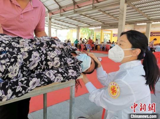 中国援柬中医抗疫医疗队赴乡村义诊