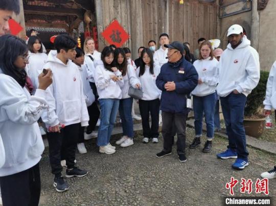 留学生们听导游讲解“福禄寿喜”。　缙云县黄帝文化发展中心供图