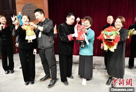 华文媒体代表们体验布袋木偶操作。　吕明 摄