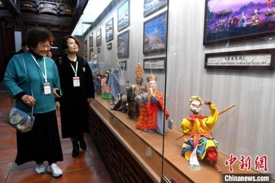 华文媒体代表参观木偶展览品。　吕明 摄