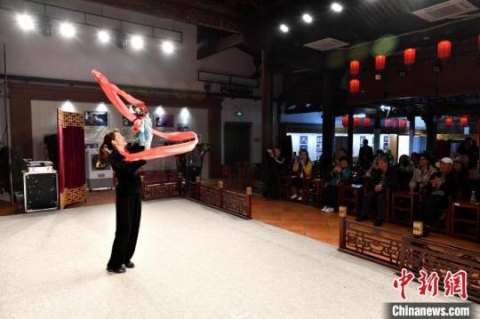 华文媒体代表们观看布袋木偶表演。　吕明 摄