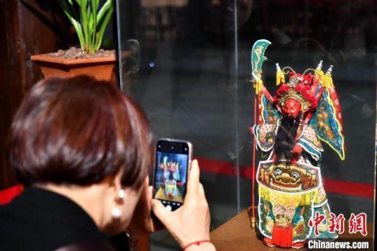 华文媒体代表参观木偶展览品。　吕明 摄