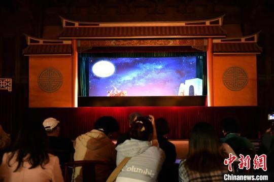 华文媒体代表们观看布袋木偶表演。　吕明 摄