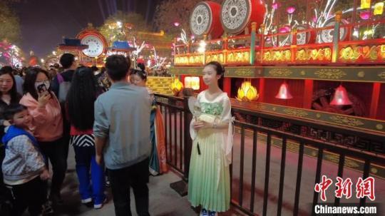 西安大唐不夜城景区内，身穿古装拍照的游客。　党田野 摄