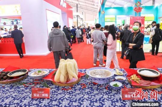 图为第五届赣菜美食文化节展区现场。　刘力鑫 摄