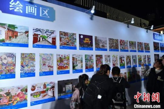 图为4月8日晚，福州市民在观看展出的绘画获奖作品。　张斌 摄