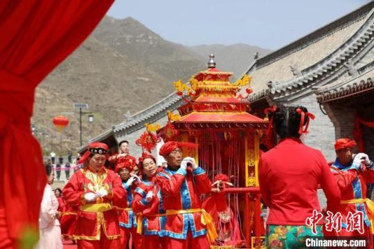 雷火电竞古村落“撮合”青年人梨花时节见证传统婚俗(图1) 雷火电竞古村落“撮合”青年人梨花时节见证传统婚俗(图1)