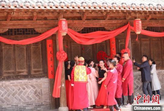 雷火电竞古村落“撮合”青年人梨花时节见证传统婚俗(图3) 雷火电竞古村落“撮合”青年人梨花时节见证传统婚俗(图3)