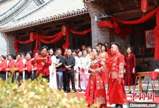 雷火电竞古村落“撮合”青年人梨花时节见证传统婚俗(图2) 雷火电竞古村落“撮合”青年人梨花时节见证传统婚俗(图2)