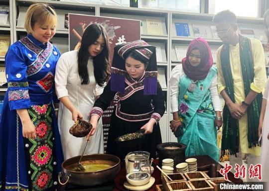 图为留学生在体验广西传统“打油茶”。　广西大学国际学院供图